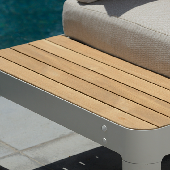 Sala En Escuadra Con Mesa De Centro Portals